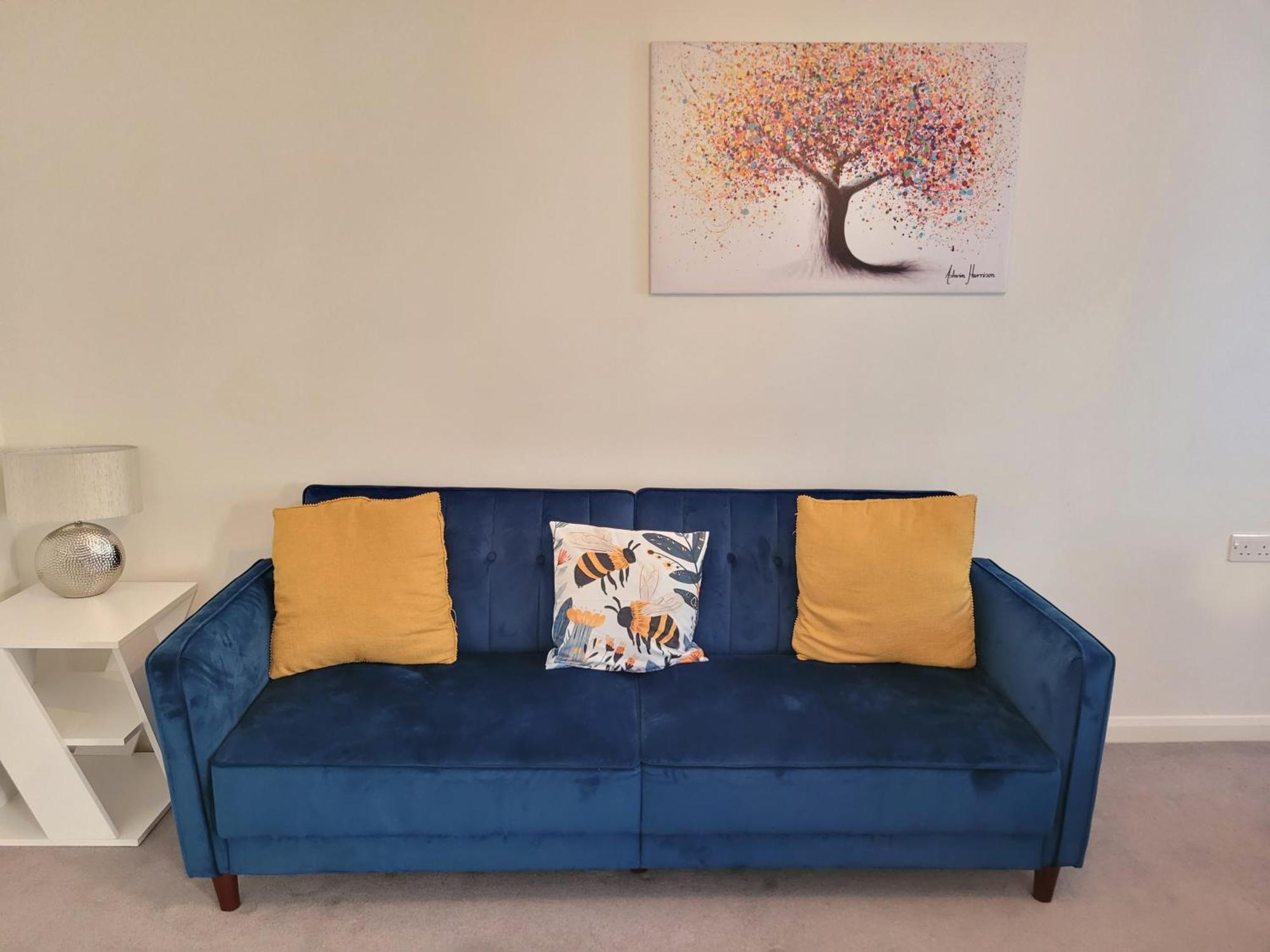 Bumblebee - With Separate Office And Gaming Space By Catchpole Holiday home